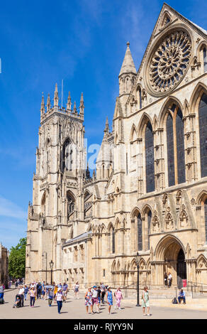 York Minster, la cathédrale gothique, avec le transept sud rosace ouvragée, ville de York, Yorkshire, Angleterre, Royaume-Uni, Europe, GO Banque D'Images