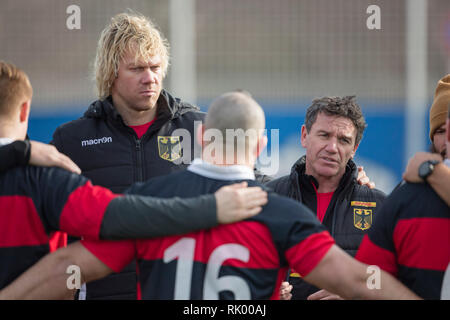 04 février 2019, Bade-Wurtemberg, Heidelberg : Formation de l'équipe nationale allemande de Rugby. La formation de l'équipe nationale allemande de Rugby sur 04.02.2019 Discours par headcoach Mike Ford (Allemagne, à droite) et co-formateur Mauritz Botha (Allemagne) dans le cercle de l'équipe. L'Allemand 15-man de l'équipe nationale de rugby va commencer à Bruxelles contre la Belgique le samedi dans l'ronde de championnat. Malgré quelques départs à la DRV équipe sous l'entraîneur national Ford va en toute confiance dans le premier match du championnat européen dans le petit stade du Heysel contre les forts belges. Photo : Jürgen Kessler Banque D'Images