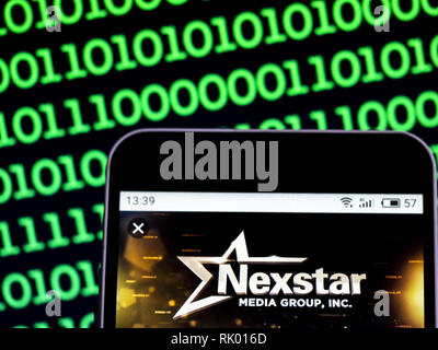 Kiev, Ukraine. Feb 8, 2019. Nexstar Media Group logo de l'entreprise de radiodiffusion de télévision vu affichée sur un téléphone intelligent. Crédit : Igor Golovniov SOPA/Images/ZUMA/Alamy Fil Live News Banque D'Images