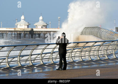 Blackpool, Lancashire. 8 Février, 2019. Météo britannique. Des vents forts sur la promenade de front de mer à marée haute. Les conditions très venteuses comme personnes dodge les vagues sur la tour pointe risquent de complètement trempées dans le vent. /AlamyLiveNews MediaWorldImages : crédit. Banque D'Images