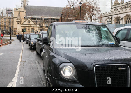 Londres, Royaume-Uni. Feb 8, 2019. Les chauffeurs de taxi noirs ont organisé une protestation contre le blocage de la place du Parlement par des plans de Transport for London (TFL dirigé par Camden Council plus d'un £35millions Projet de West End, permettant seulement les autobus et les vélos à circuler sur la route, l'interdiction des taxis et d'autres types de véhicules de certaines routes de Londres . Le Conseil vise les nouvelles réformes vont réduire la circulation, la sécurité routière et améliorer la qualité de l'air et les pilotes qui ont enfreint les restrictions auront à faire face à une amende de 130 € Crédit : amer ghazzal/Alamy Live News Banque D'Images