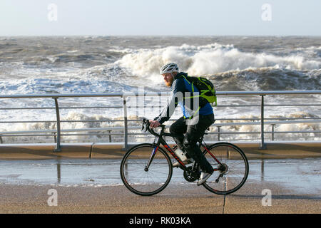 Blackpool, Lancashire. 8 Février, 2019. Météo britannique. Des vents forts sur la promenade de front de mer à marée haute. Les conditions très venteuses comme personnes dodge les vagues sur la tour pointe risquent de complètement trempées dans le vent. /AlamyLiveNews MediaWorldImages : crédit. Banque D'Images