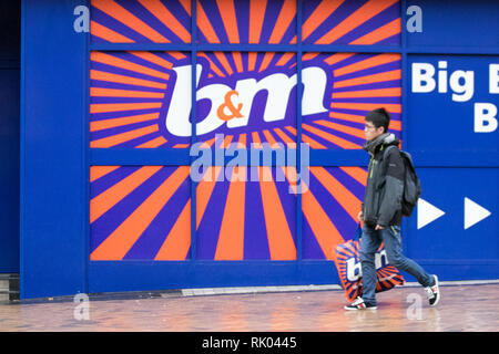 Blackpool, Lancashire. 8 février 2019. Météo britannique. Les clients du magasin peuvent commencer la journée par des achats humides et venteux au B&M local. Crédit: MediaWorldImages/AlamyLiveNews. Banque D'Images