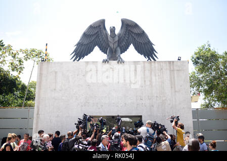 08 février 2019, le Brésil, Rio de Janeiro : les journalistes et reporters sont en attente devant le centre de formation de l'équipe de jeunes du club Flamengo après un incendie mortel. L'incendie a éclaté dans un logement pour les jeunes joueurs dans l'ouest de Rio de Janeiro. Les victimes ont été surpris par l'incendie de leur sommeil, les pompiers informés. Photo : Fabio Teixeira/dpa Banque D'Images