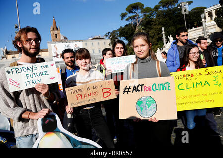 Rome, Italie. Le 08 février, 2019. Rome le 8 février 2019. La Piazza del Popolo. Vendredi pour le climat futur grève dans Rome, pour répondre à l'appel du Greta Thunberg, l'Agence suédoise de 15 ans qui est à la classe pour lutter contre la crise climatique. Foto Samantha Zucchi Insidefoto insidefoto Crédit : srl/Alamy Live News Banque D'Images