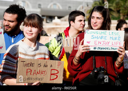 Rome, Italie. Le 08 février, 2019. Rome le 8 février 2019. La Piazza del Popolo. Vendredi pour le climat futur grève dans Rome, pour répondre à l'appel du Greta Thunberg, l'Agence suédoise de 15 ans qui est à la classe pour lutter contre la crise climatique. Foto Samantha Zucchi Insidefoto insidefoto Crédit : srl/Alamy Live News Banque D'Images