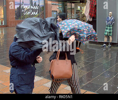 Glasgow, Écosse, Royaume-Uni 8ème, Février, 2019 UK Weather : Storm Erik a de forts vents et de la pluie toute la journée dans le centre-ville que les habitants du mal. Gerard crédit Ferry/Alamy Live News Banque D'Images