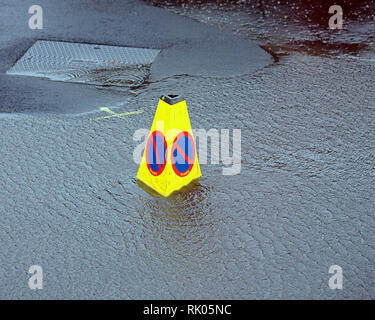 Glasgow, Écosse, Royaume-Uni 8ème, Février, 2019 UK Weather : Storm Erik a de forts vents et de la pluie toute la journée dans le centre-ville que les habitants du mal. Gerard crédit Ferry/Alamy Live News Banque D'Images