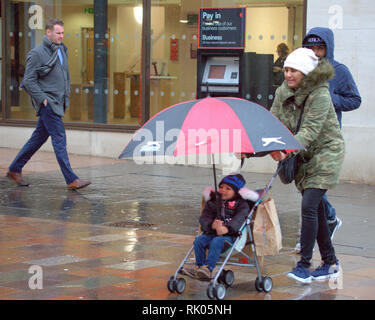 Glasgow, Écosse, Royaume-Uni 8ème, Février, 2019 UK Weather : Storm Erik a de forts vents et de la pluie toute la journée dans le centre-ville que les habitants du mal. Gerard crédit Ferry/Alamy Live News Banque D'Images