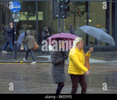 Glasgow, Écosse, Royaume-Uni 8ème, Février, 2019 UK Weather : Storm Erik a de forts vents et de la pluie toute la journée dans le centre-ville que les habitants du mal. Gerard crédit Ferry/Alamy Live News Banque D'Images