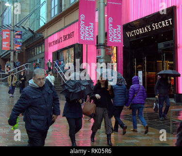 Glasgow, Écosse, Royaume-Uni 8ème, Février, 2019 UK Weather : Storm Erik a de forts vents et de la pluie toute la journée dans le centre-ville que les habitants du mal. Gerard crédit Ferry/Alamy Live News Banque D'Images