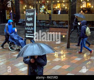 Glasgow, Écosse, Royaume-Uni 8ème, Février, 2019 UK Weather : Storm Erik a de forts vents et de la pluie toute la journée dans le centre-ville que les habitants du mal. Gerard crédit Ferry/Alamy Live News Banque D'Images