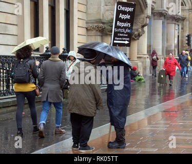 Glasgow, Écosse, Royaume-Uni 8ème, Février, 2019 UK Weather : Storm Erik a de forts vents et de la pluie toute la journée dans le centre-ville que les habitants du mal. Gerard crédit Ferry/Alamy Live News Banque D'Images