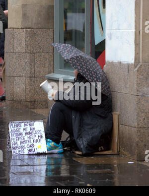 Glasgow, Écosse, Royaume-Uni 8ème, Février, 2019 UK Weather : Storm Erik a de forts vents et de la pluie toute la journée dans le centre-ville que les habitants du mal. Gerard crédit Ferry/Alamy Live News Banque D'Images