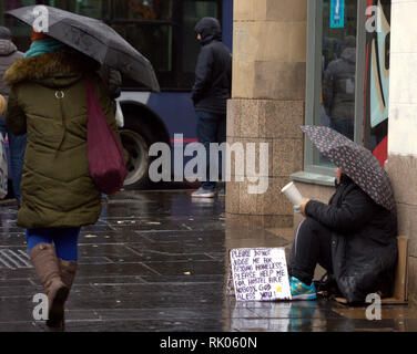 Glasgow, Écosse, Royaume-Uni 8ème, Février, 2019 UK Weather : Storm Erik a de forts vents et de la pluie toute la journée dans le centre-ville que les habitants du mal. Gerard crédit Ferry/Alamy Live News Banque D'Images