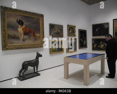 08 février 2019, nous, New York : un visiteur se trouve en face d'œuvres d'art dans le "musée du chien". New York a récemment ouvert son propre musée de nouveau avec le thème des chiens. Le musée est géré par l'American Kennel Club (AKC) et possède l'une des plus importantes collections d'art de chien dans le monde. Photo : Johannes Schmitt-Tegge/dpa Banque D'Images