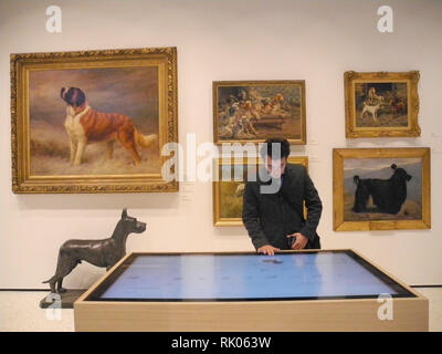 08 février 2019, nous, New York : un visiteur se trouve en face d'œuvres d'art dans le "musée du chien". New York a récemment ouvert son propre musée de nouveau avec le thème des chiens. Le musée est géré par l'American Kennel Club (AKC) et possède l'une des plus importantes collections d'art de chien dans le monde. Photo : Johannes Schmitt-Tegge/dpa Banque D'Images