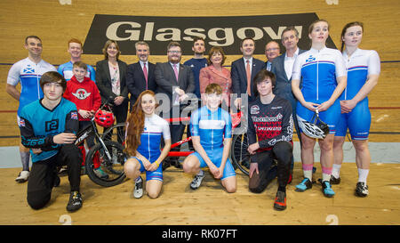 Glasgow, Royaume-Uni. 8 févr. 2019. (L-R) (L-R) Dame Katherine Grainger ; Frank Slevin - Président de la randonnée à vélo ; le conseiller David McDonald, de la ville de Glasgow ; Callum Skinner - Médailles d'argent olympiques ; Fiona Hyslop MSP - Secrétaire du Cabinet de la Culture, du Tourisme et des affaires étrangères ; David Lappartient est le président de l'Union Cycliste Internationale ; Paul Bush OBE - VisitScotland's Directeur des événements, Tom Bishop ainsi que des coureurs de la performance et développement écossais Clubs locaux. Crédit : Colin Fisher/Alamy Live News Banque D'Images