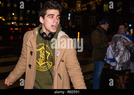 Londres, Royaume-Uni. 8 Février, 2019. Tenir une militants Pro-Israel contre-protestation à un "amour, haine de l'Eurovision l'Apartheid !' protestation de militants pro-Palestiniens à l'extérieur BBC Broadcasting House. Credit : Mark Kerrison/Alamy Live News Banque D'Images