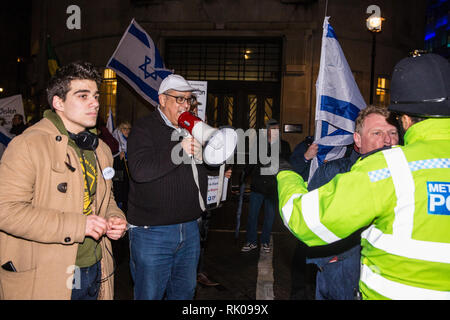 Londres, Royaume-Uni. 8 Février, 2019. Tenir une militants Pro-Israel contre-protestation à un "amour, haine de l'Eurovision l'Apartheid !' protestation de militants pro-Palestiniens à l'extérieur BBC Broadcasting House. Credit : Mark Kerrison/Alamy Live News Banque D'Images