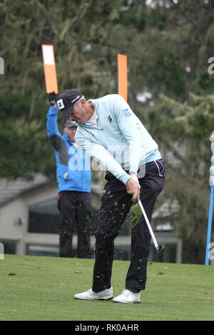 Spyglass Hill Golf Course, CA, USA. Feb 8, 2019. Matt Kuchar joue son approche du 18ème trou au cours de la deuxième série à Spyglass Hill Golf Course à l'AT&T, à Pebble Beach Pro-Am Crédit : Motofoto/Alamy Live News Banque D'Images