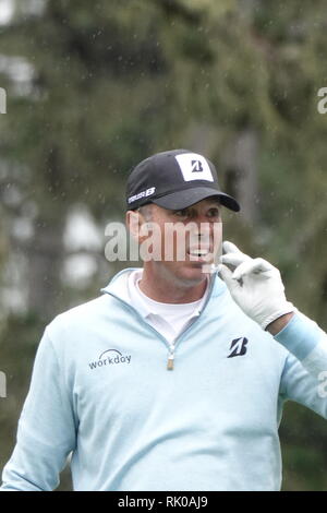 Spyglass Hill Golf Course, CA, USA. Feb 8, 2019. Matt Kuchar regarde son approche pour le 18ème trou au cours de la deuxième série à Spyglass Hill Golf Course à l'AT&T, à Pebble Beach Pro-Am Crédit : Motofoto/Alamy Live News Banque D'Images