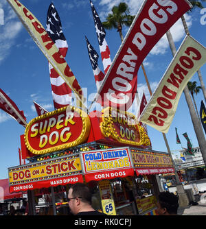 Tampa Bay, Floride, USA. 7 février 2019. Les vendeurs d'aliments sont vus sur l'allée centrale le jour de l'ouverture de la Foire de l'État de Floride le 7 février 2019, à Tampa, en Floride. (Paul Hennessy/Alamy) Crédit : Paul Hennessy/Alamy Live News Banque D'Images