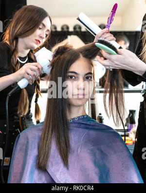 New York, NY, USA - Février 08, 2019 : un modèle se prépare pour le backstage Cushnie Automne Hiver 2019 défilé lors de la Fashion Week de New York Crédit : Ovidiu Hrubaru/Alamy Live News Banque D'Images