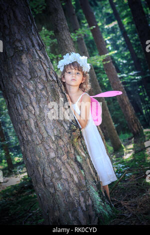 Portrait d'une jeune fille dans une robe de fée dans la forêt Banque D'Images