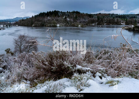 Le lac gelé en partie Llyn (QEJS) à Betws-Y-coed, Galles, Royaume-Uni,Snowdonia Banque D'Images