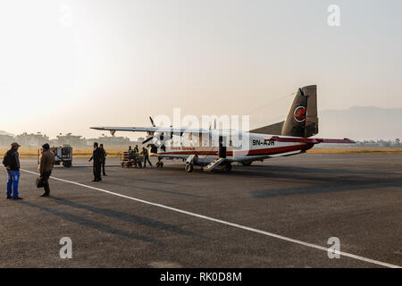 Pokhara, Népal - 24 novembre 2016 : petit avion à l'aéroport de Pokhara tôt le matin la préparation de voler. Banque D'Images