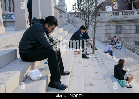 Les gens absorbés dans leurs téléphones portables. Chicago Riverwalk. Banque D'Images