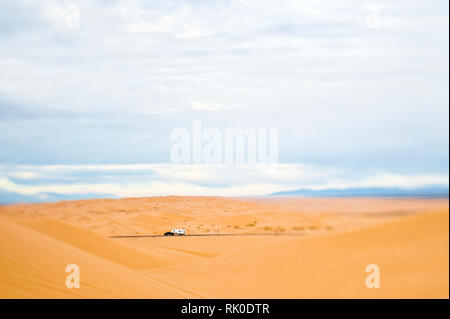 Truck Driving Through Desert Banque D'Images