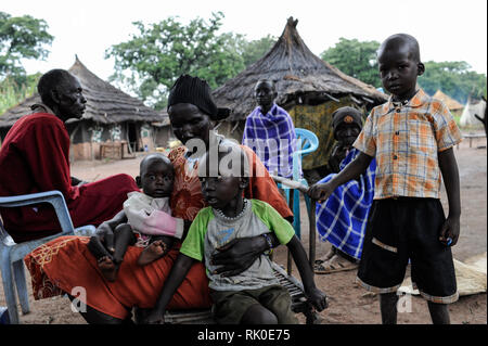 Soudan du Sud, l'état des lacs, Mapuordit village dinka, famille avec 5 enfants/ SUED-soudan, région de Bahr el Ghazal , l'état des lacs, Dorf Mapuordit, Dinka Familie mit Kindern Banque D'Images