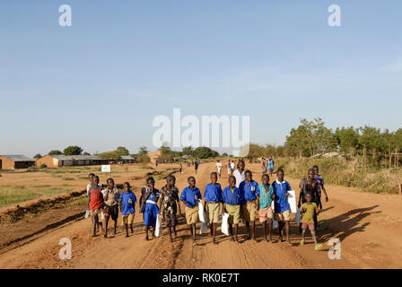 L'Ouganda, le Karamoja, tribu Karimojong, enfants allant à la maison de l'école à pied Banque D'Images