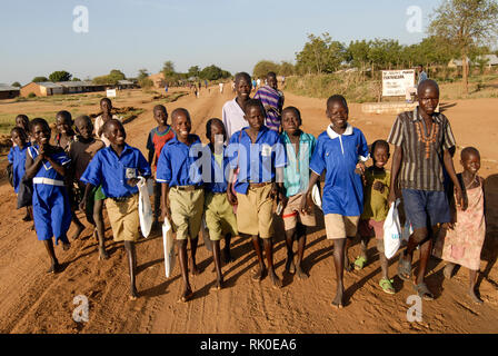 L'Ouganda, le Karamoja, tribu Karimojong, enfants allant à la maison de l'école à pied Banque D'Images