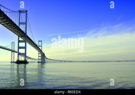 Une vue sur le pont de la baie de Chesapeake dans l'eau, près de la côte est, au Maryland. Banque D'Images