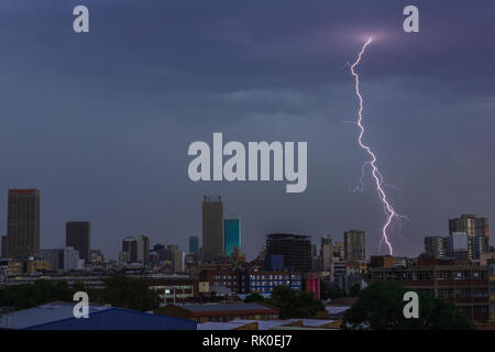 Un éclair de grève durant un orage d'veld dans la ville sud-africaine de Johannesburg Banque D'Images