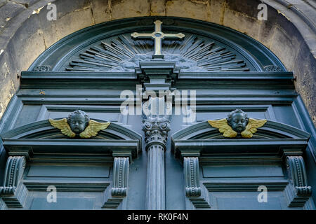 14.11.2018, Bruessel, Belgien - Eingangstuer der Katholischen Kirche Saint-Jean-et-Etienne-aux-Minimes im Quartier des Marolles, dem Viertel der klei Banque D'Images
