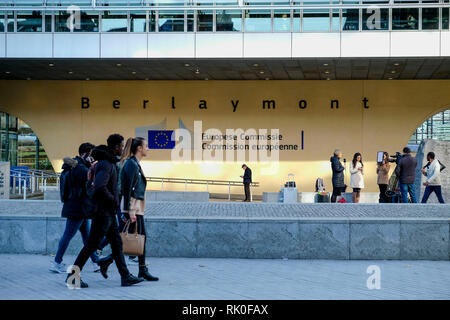 Une équipe de journaliste devant le bâtiment de la Commission européenne, le palais Berlaymont, à Bruxelles, Belgique Banque D'Images