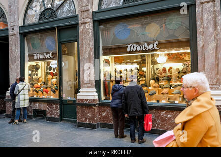 Bruxelles, Belgique - Hut shop Monsel et les passants dans l'élégant centre commercial Galeries Royales Saint-Hubert à Bruxelles, Belgien, Bruessel - Hutge Banque D'Images