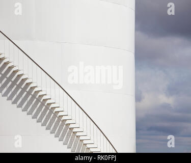 Escalier sur un réservoir d'huile Banque D'Images