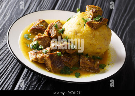 Mofongo traditionnels avec les plantains, de l'ail et servi avec de la viande et de chicharron broth close-up sur une plaque sur la table horizontale. Banque D'Images