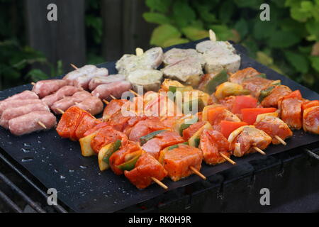 Viande avec légumes grillés sur un grill Banque D'Images