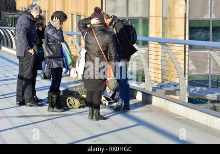 Londres, Angleterre, Royaume-Uni. Millennium Bridge : Ben Wilson - 'Chewing-gum' homme . La peinture d'une petite œuvre d'art sur un morceau de chewing-gum, c1-1.5cm... Banque D'Images