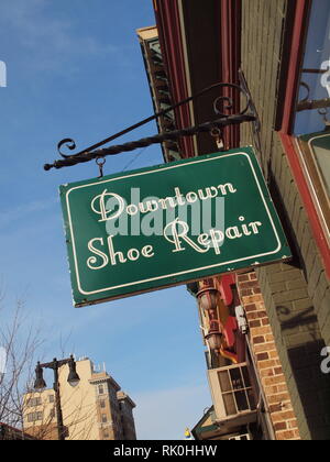 Rue principale traditionnelle locale style business à Easton, en Pennsylvanie. Un atelier de réparation de chaussures signe. sur store fenêtre affichant des articles connexes. Banque D'Images