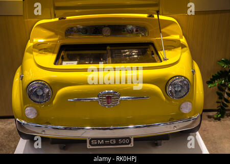 Bologne, Italie - 16 décembre 2018 : lumières sont éclairantes corps de voiture Fiat 500 utilisé comme publicité SMEG à FICO Eataly World, le plus grand capital ag Banque D'Images