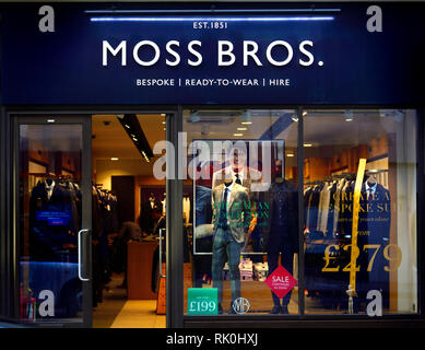 Londres, Angleterre, Royaume-Uni. Moss Bros. vitrine, le centre de Londres Banque D'Images
