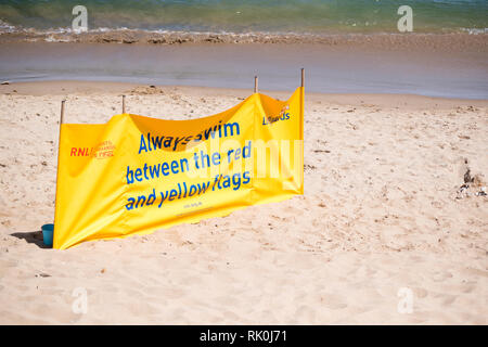 Plage jaune de la RNLI affiche de sécurité montrant des zones sûres pour la baignade sur la plage de Swanage à l'été 2018 Banque D'Images