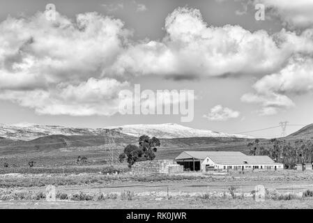 CERES, AFRIQUE DU SUD, le 8 août 2018 : Monochrome du paysage agricole sur la route R46 près de Ceres dans la province occidentale du Cap. Des granges, des caisses de fruits, de l'électricité je Banque D'Images